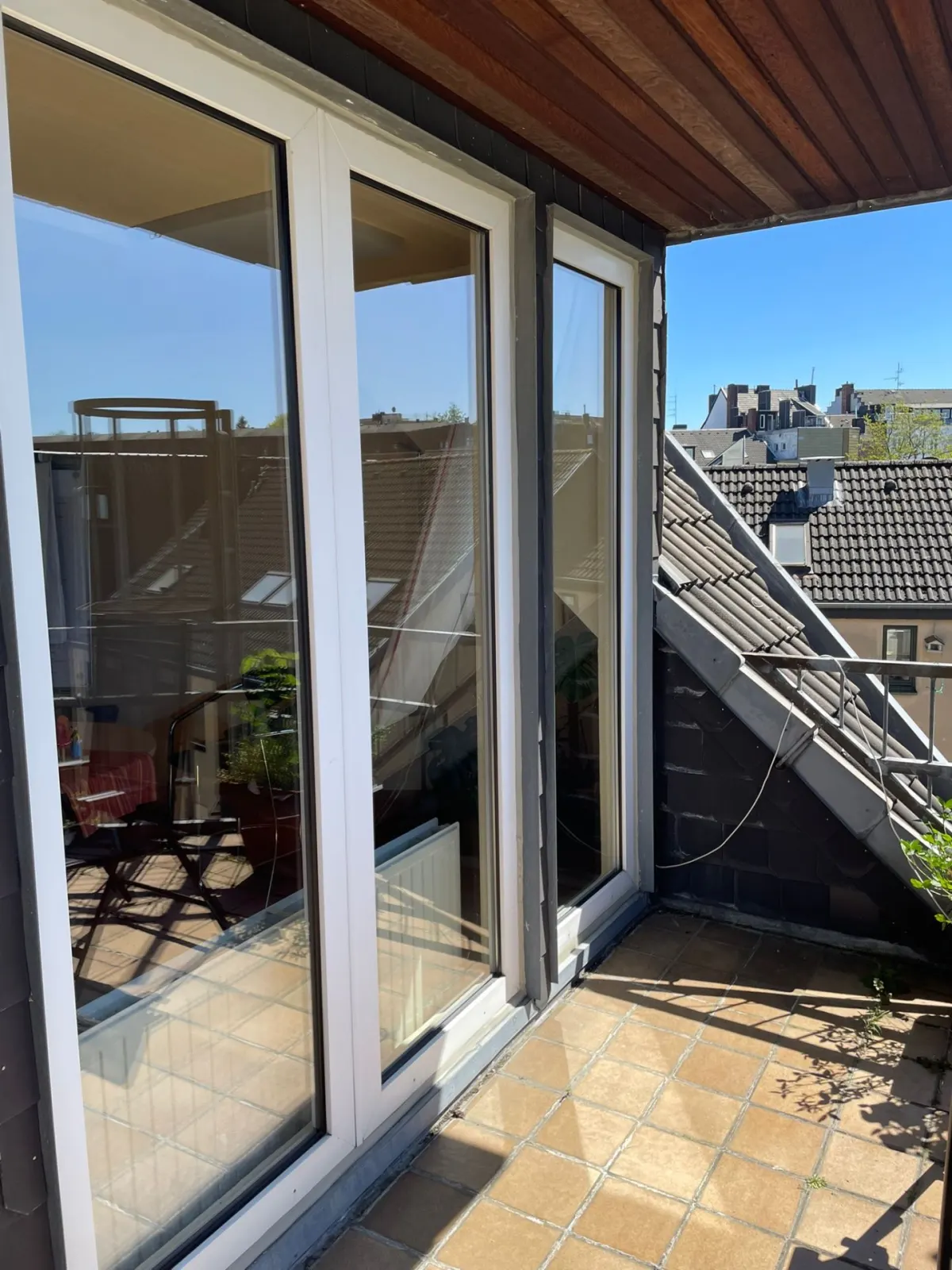Frisch geputztes Fenster nach der Fensterreinigung