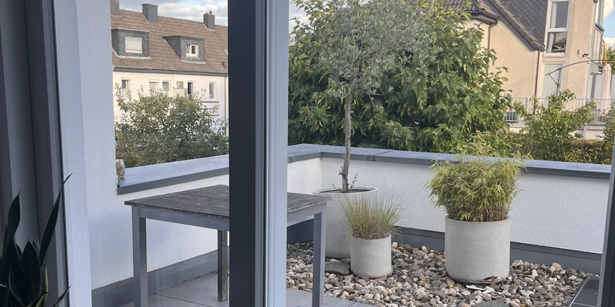 Saubere Terrassentür mit Blick auf eine Dachterrasse